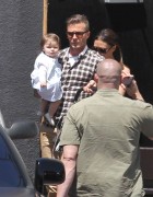 Виктория и Дэвид Бекхэм (David, Victoria Beckham) leaving restaurant with their daughter, Harper (April 17 2012) - 5xMQ 218a20207640840